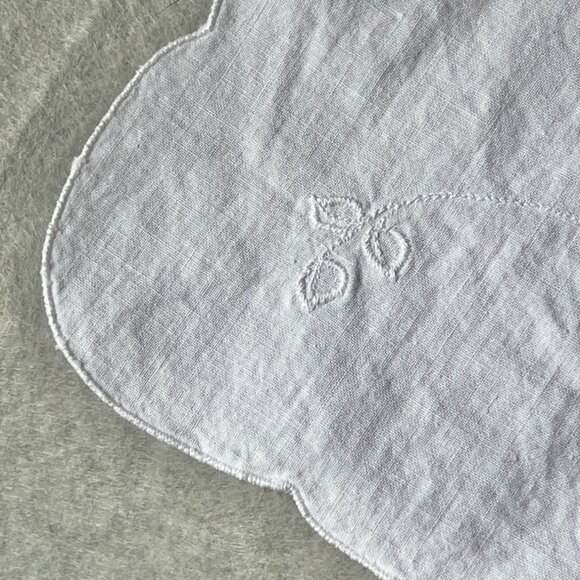 Embroidered Floral Placemats Napkins 17" X 12" White Scalloped Edges Set of 4 - Picture 8 of 10